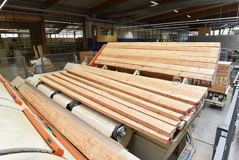 木工/锯木厂:在现代化的工业工厂-装配线生产中生产和加工木板
